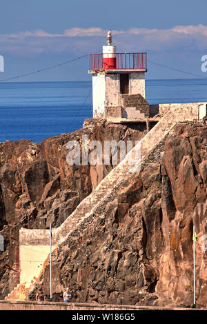 Faro nel paesaggio a Câmara de Lobos, Madeira, Portogallo, Unione Europea Foto Stock