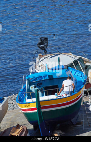 Colorate barche di piccole dimensioni a Câmara de Lobos, distretto di Funchal, Madeira, Portogallo, Unione Europea Foto Stock