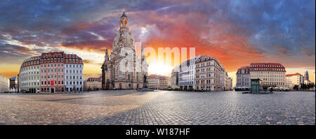 Dresda, drammatico tramonto sulla Frauenkirche - panorama Foto Stock