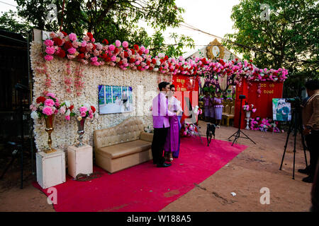 Una sposa di Khmer giovane indossando il tradizionale abbigliamento Khmer posare per un ritratto a loro la celebrazione dei matrimoni in Siem Reap, Cambogia. Foto Stock