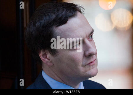 Il cancelliere George Osbourne numero esterno 11 di Downing Street a Londra, Regno Unito. 04 feb 2014. Foto Stock