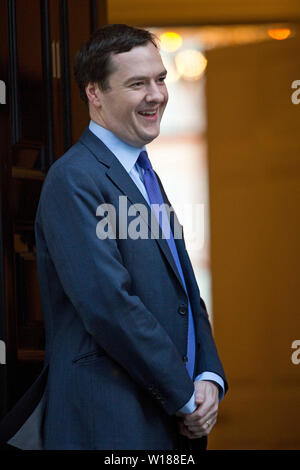 Il cancelliere George Osbourne numero esterno 11 di Downing Street a Londra, Regno Unito. 04 feb 2014. Foto Stock