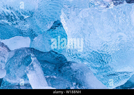 Dettagli di frammenti di iceberg galleggianti in mare artico. Blu ghiaccio glaciale partorito dal g;aciers delle Svalbard, un arcipelago norvegese tra mainla Foto Stock