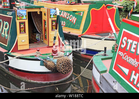 Colorato ex Narrowboats lavoro ormeggiata su Rochdale Canal, Hebden Bridge Foto Stock