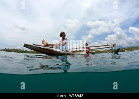 Le donne in canoa outrigger, tufi, Cape Nelson, Papua Nuova Guinea Foto Stock