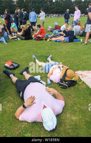 Il torneo di Wimbledon di Londra, Regno Unito. Il 1 luglio 2019. Gli appassionati di tennis in fila per i biglietti per il giorno di apertura dei campionati di Wimbledon. Credito: amer ghazzal/Alamy Live News Foto Stock