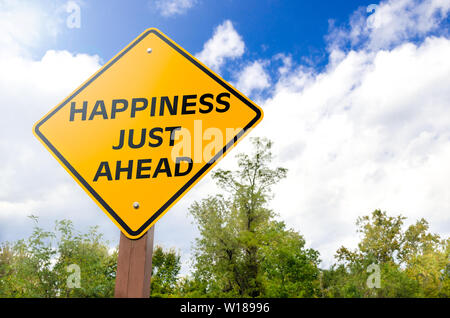La felicità appena avanti concettuale cartello stradale Foto Stock