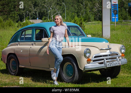 Altai, Russia - 05.09.2019: vista anteriore del doppio di colore verde e beige vecchia vettura russa rilasciato in Unione Sovietica Black GAZ m20 che utilizzati in s Foto Stock