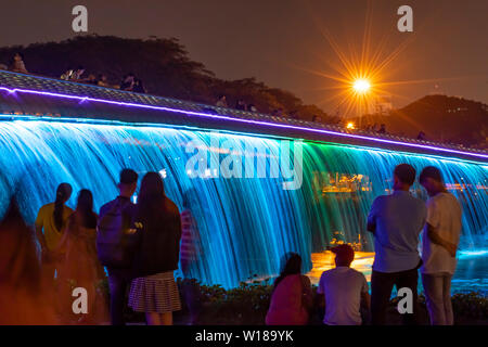 Le persone che si godono la Starlight Bridge o anh sao bridge a Phu My Hung distretto di Ho Chi Minh City Vietnam. Si tratta di un solarpowered cascata illuminata Foto Stock