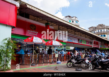 I viaggiatori, sia cambogiani e stranieri, stanno andando e venendo presso la trafficata Sorya alla stazione degli autobus in Phnom Penh Cambogia. Foto Stock