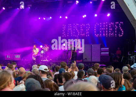 Il Kaiser Chiefs band suonare dal vivo sul palco alle Forze Armate giorno AFD Salisbury Giugno 2019 Foto Stock