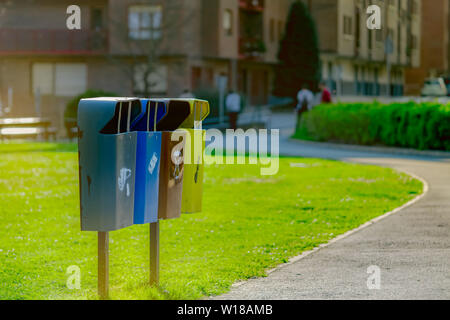 Cestino. Cestino comunale contenitori alla strada per il riciclaggio. Cestino della spazzatura. La gestione dei rifiuti. Rifiuti concetto separato. Raccolta del cestino Foto Stock