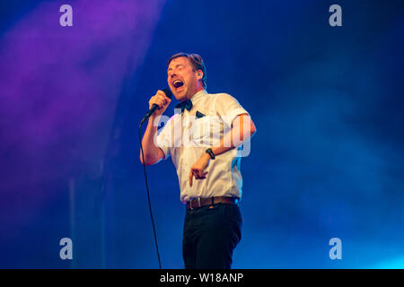 Il Kaiser Chiefs band suonare dal vivo sul palco alle Forze Armate giorno AFD Salisbury Giugno 2019 Foto Stock