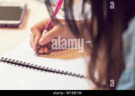 Femmina disegnati a mano su carta bianca Foto Stock