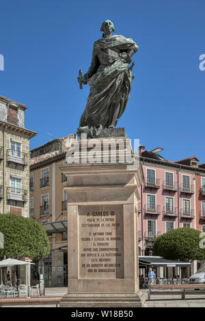 Un monumento di re Carlos III, è situato nel centro di Plaza Mayor della città di Burgos, Castiglia e Leon, Spagna, Europa. Foto Stock