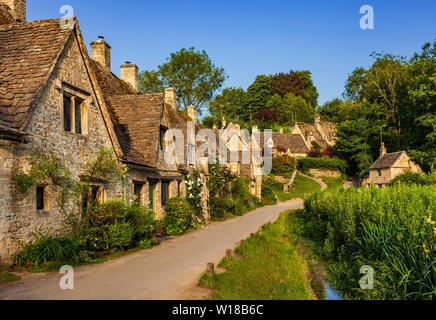 Fila di 600 anni Cotswolds inglese cottage in pietra. Arlington Row, Bibury, Gloucestershire, Inghilterra, Regno Unito. Foto Stock