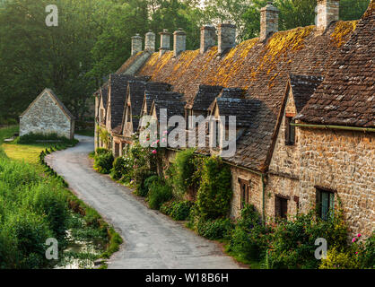 Fila di 600 anni Cotswolds inglese cottage in pietra. Arlington Row, Bibury, Gloucestershire, Inghilterra, Regno Unito. Foto Stock