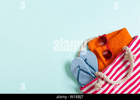 Borsa estate sfondo con copia spazio. Appartamento Foto laici sulla tabella di colore, il concetto di viaggio. Spazio libero per il testo, mock-up. Foto Stock