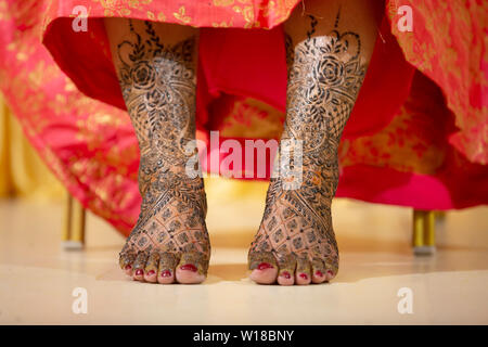 Henna sulla sposa con i piedi sul suo matrimonio data Foto Stock