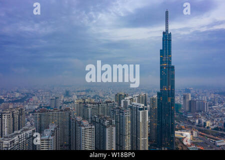 Vista la mattina di alto sviluppo in Ho Chi Minh City con vedute del quartiere finanziario, della città e del fiume Foto Stock