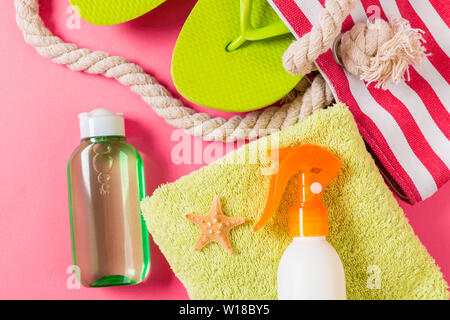 Borsa estate sfondo con copia spazio. Appartamento Foto laici sulla tabella di colore, il concetto di viaggio. Spazio libero per il testo, mock-up. Foto Stock