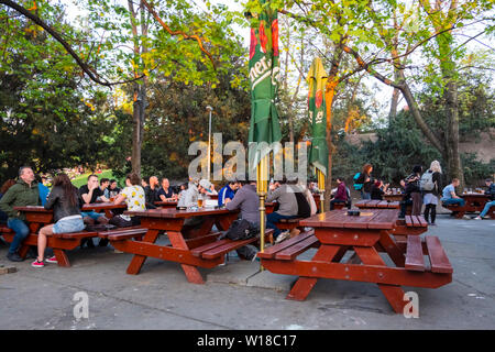 Mlikarna, bar terrazza, Riegrovy Sady, Vinohrady di Praga, Repubblica Ceca Foto Stock