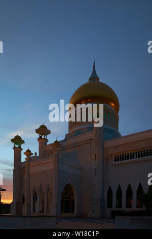 Vista al tramonto della moschea di Omar Ali Saifuddien nel centro cittadino di bandar seri begawan , Brunei. Foto Stock