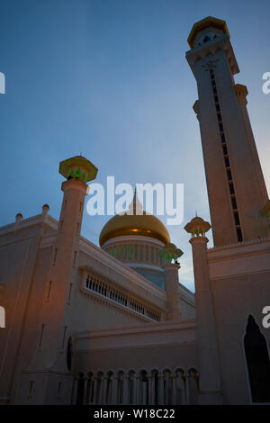 Vista al tramonto della moschea di Omar Ali Saifuddien nel centro cittadino di bandar seri begawan , Brunei. Foto Stock