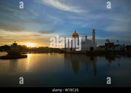 Vista al tramonto della moschea di Omar Ali Saifuddien nel centro cittadino di bandar seri begawan , Brunei. Foto Stock