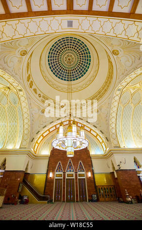 Vista interna con la cupola della moschea di Omar Ali Saifuddien nel centro cittadino di bandar seri begawan , Brunei. Foto Stock