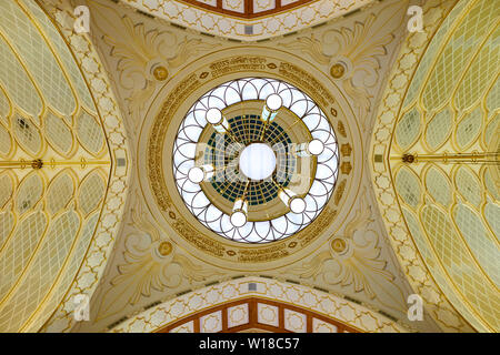 Vista interna con la cupola della moschea di Omar Ali Saifuddien nel centro cittadino di bandar seri begawan , Brunei. Foto Stock