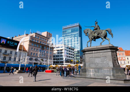 Trg bana Josipa Jelacica, con statua commemorativa di Ban Josip Jelacic, Zagabria, Croazia Foto Stock