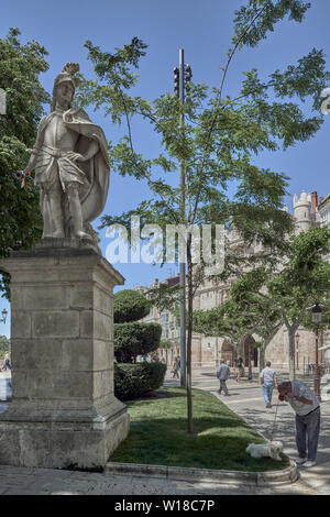 Statua del Paseo del Espolón e l Arco de Santa María in background nella città di Burgos, Castiglia e Leon, Spagna, Europa Foto Stock