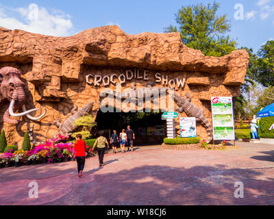 Ingresso alla Mostra di coccodrillo in Sriracha Tiger Zoo in Pattaya, Thailandia Foto Stock