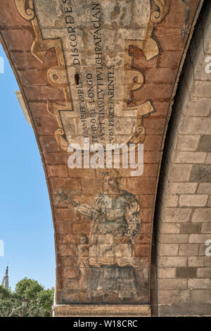 La pittura e la iscrizione nel Arco di Santa María, la vecchia porta della parete nella città di Burgos. Monumento nazionale e dichiarato di interesse culturale, Spa Foto Stock