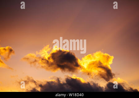 Nuvole al tramonto su Ambleside durante le tempeste, Lake District, UK con raggi crepuscolari Foto Stock