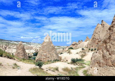 Bel paesaggio con fantastiche rocce in Cappadocia, Anatolia, Turchia Foto Stock