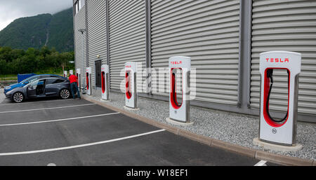 Tesla auto elettrica stazione di ricarica in Andalsnes, Norvegia Foto Stock