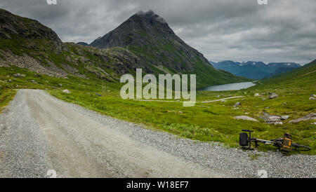 Privata strada a pedaggio attraverso Vengedalen, vicino ad Andalsnes, Norvegia. Foto Stock