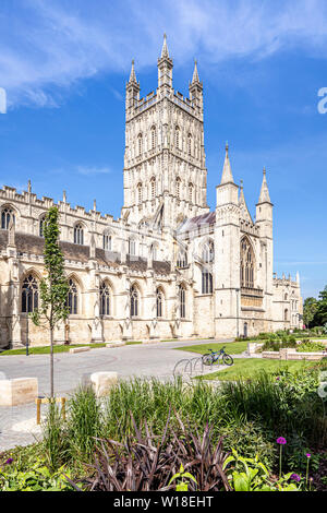 La cattedrale di Gloucester da sud con la sua splendidamente intagliato e decorato xv C tower e la cattedrale verde relandscaped nel 2018, Gloucester Regno Unito Foto Stock