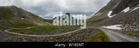 Privata strada a pedaggio attraverso Vengedalen, vicino ad Andalsnes, Norvegia. Foto Stock