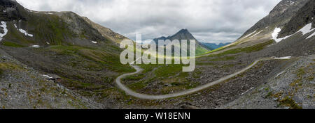 Privata strada a pedaggio attraverso Vengedalen, vicino ad Andalsnes, Norvegia. Foto Stock