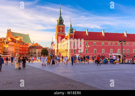 Varsavia, Polonia - 24 Giugno 2019: Case colorate e Royal Castle Square nella Città Vecchia di capitale polacco Foto Stock