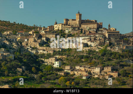 Il borgo di Capestrano con il castello Piccolomini. Capestrano, provincia di l'Aquila, Abruzzo, Italia, Europa Foto Stock