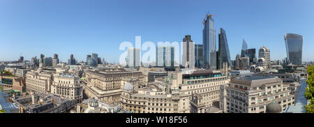 Panoramica vista rootop skline e della città di Londra e finanziario del distretto di assicurazione, iconico moderni grattacieli torreggianti sopra la banca di Inghilterra Foto Stock