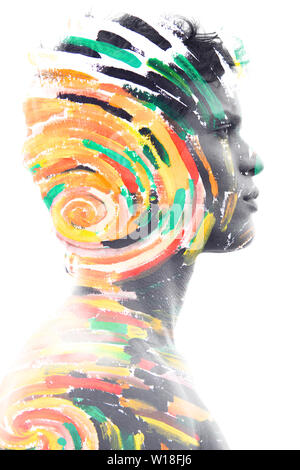 Paintography. Doppia esposizione di fotografia portrait combinati con colorati dipinto a mano opere d'arte. Foto Stock