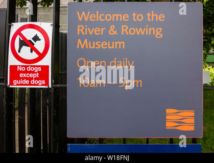 River & Rowing Museum benvenuto firmare Henley on Thames con cani non ammessi ad eccezione dei cani guida per ciechi segno Foto Stock