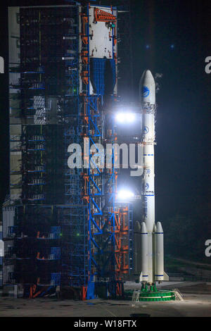 (190701) -- PECHINO, 1 luglio 2019 (Xinhua) -- La Cina invia un satellite dell'BeiDou Navigation Satellite System (BDS) nello spazio dalla Xichang Satellite Launch Center di Xichang, a sud-ovest della Cina di provincia di Sichuan, il 25 giugno 2019. (Xinhua/Guo Wenbin) Foto Stock