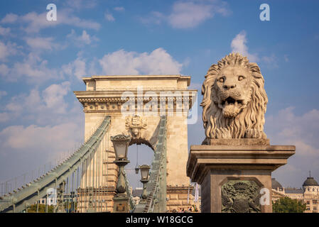 Catena ponte sul Danubio a Budapest, Ungheria Foto Stock