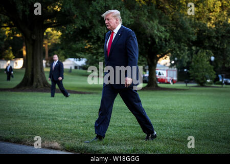 Il Presidente degli Stati Uniti, Trump passeggiate sulla South Lawn della Casa Bianca al suo ritorno a Washington dalla Corea del Sud il 30 giugno 2019 a Washington, DC.Credit: Oliver Contreras/Piscina via CNP /MediaPunch Foto Stock